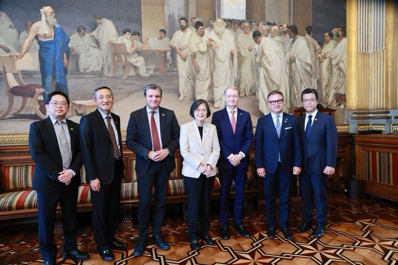 Former President Tsai Ing-wen (middle-left) announced her visit to Italy’s Senate, meeting with cross-party lawmakers the same weekend she attended the 2026 Global Women Leaders Summit. Pictured, is Tsai with cross-party lawmakers from the Italian Parliament. (Photo: CNA)