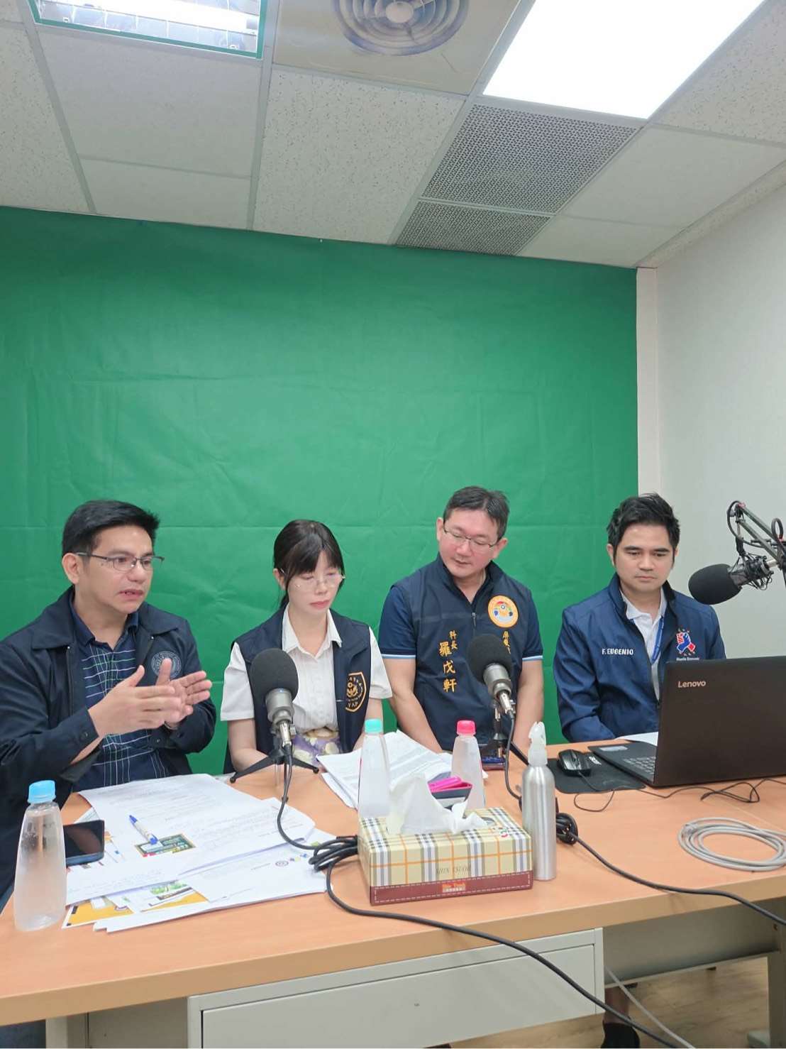 Philippine Labor Director David Des Dicang with representatives from the Foreign Affairs Police Section of Kaohsiung City's Police Department as they conduct a public service information campaign for the Filipino community in Taiwan. (Photo: David Des Dicang)