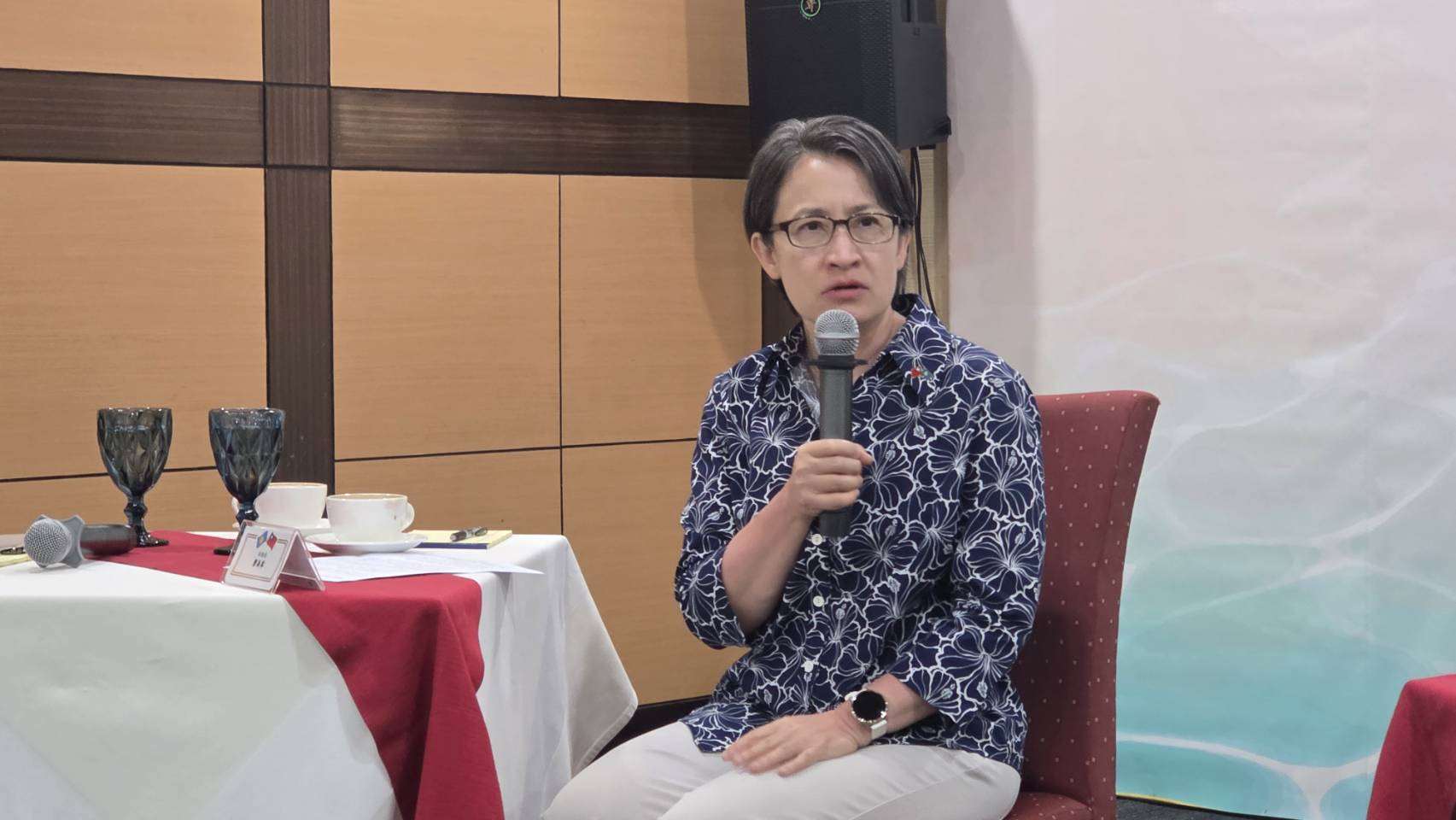 Vice President Hsiao Bi-khim speaks with traveling media in Palau as her visit concludes. (Photo: Rti)