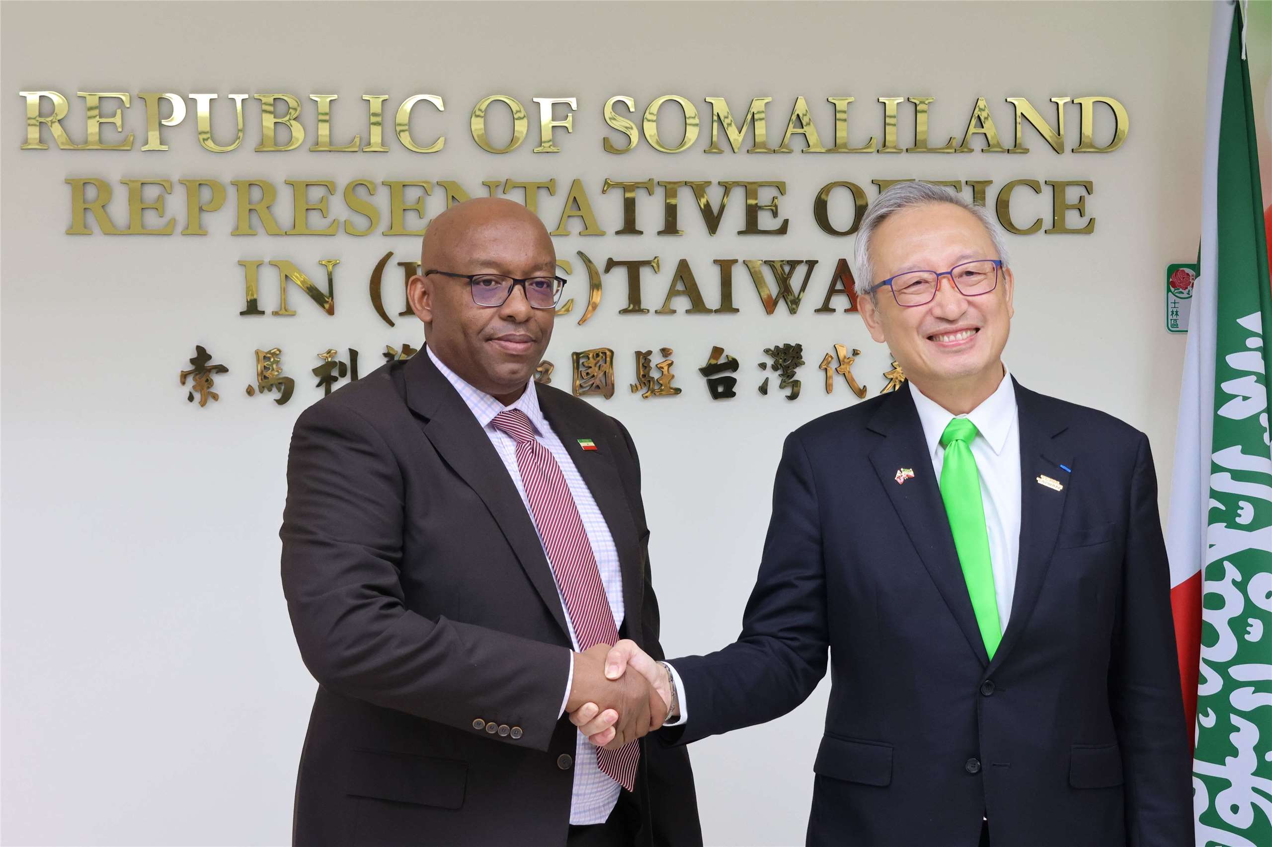 Republic of Somaliland Representative to Taiwan Ambassador Mahmoud Adam Jama Galaal, left, shakes hands with Taiwan Deputy Foreign Minister François Wu at the opening of Somaliland’s new representative office on June 12, 2026. (Rti Photo/James Thompson)
