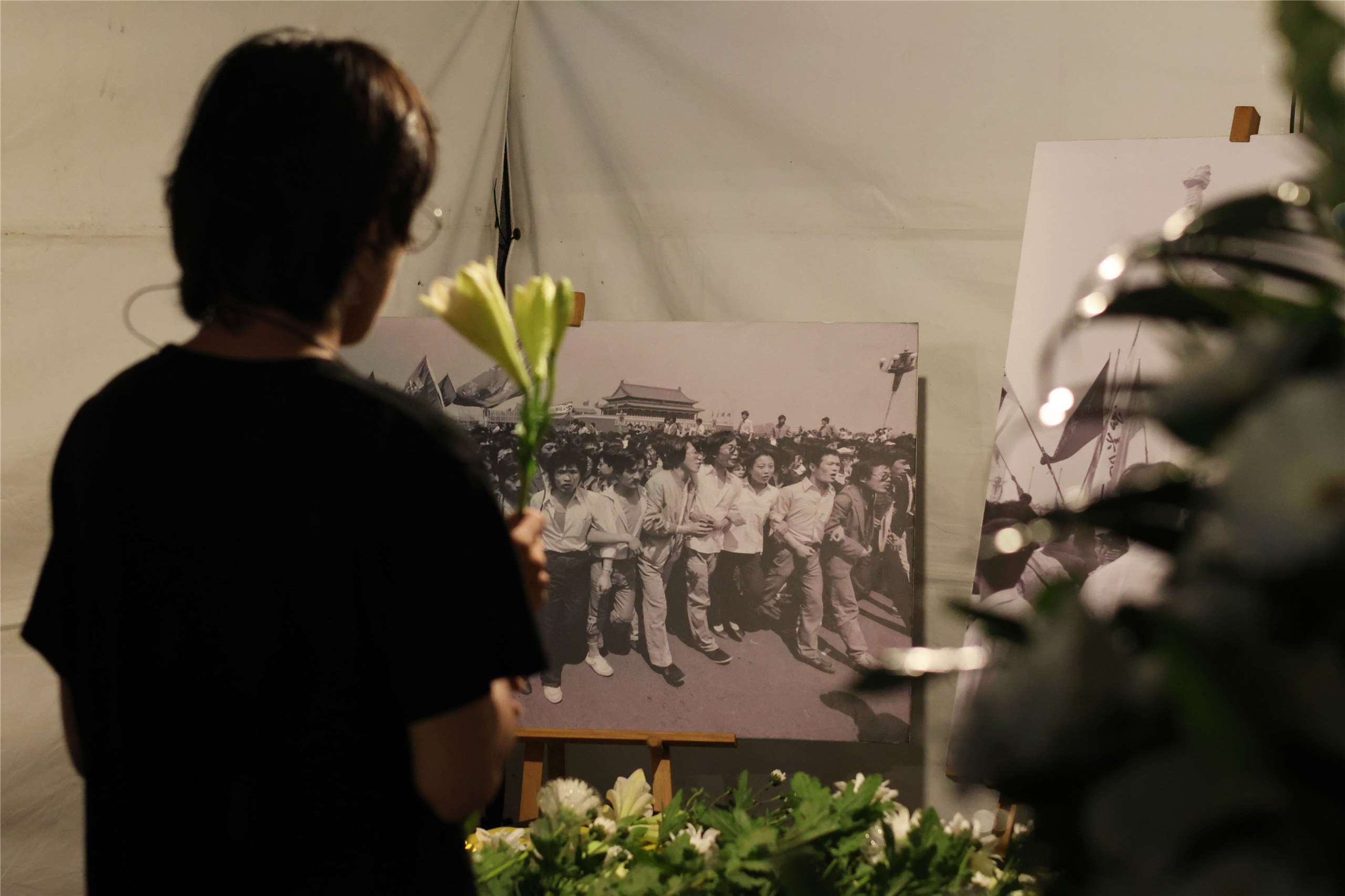 An attendee lays flowers at a temporary memorial in Liberty Square in Taipei during a vigil marking the 37th anniversary of the Tiananmen Square Massacre. (Rti Photo/James Thompson)