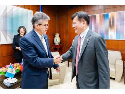 Taiwan's Foreign Minister Lin Chia-lung (right) and Guatemala's Health Minister Joaquin Barnoya (left) on June 29. (Photo: Ministry of Foreign Affairs)