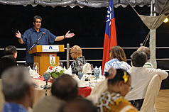 Palau President Surangel S. Whipps, Jr. (back, left) hosted a dinner on the evening of June 7th for Vice President Hsiao Bi-khim to welcome her visit. (Photo: CNA)