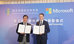 The National Institute for Cyber ​​Security and Microsoft Taiwan signed an MOU on June 8th.  Pictured is NICS President  Ying-Dar Lin (left) and Microsoft's Head of Global Public Affairs for North Asia, Marcus Bartley Johns (right). (Photo: CNA)