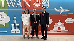 U.S. Deputy Permanent Representative to the World Trade Organization David Bisbee (center) received Foreign Ministry officials at Taoyuan Airport. (Photo: CNA)
