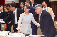 Vice President Hsiao Bi-khim (center) attends a press conference for the Control Yuan nominees with nominee for the president Chen Yung-hsing (right). (Photo: CNA)
