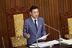 Deputy Legislative Speaker Johnny Chiang striking the gavel as the bill passed its third reading. (Photo: CNA)