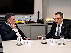 Deputy Foreign Minister Chen Ming-chi (right) with Paraguay’s Minister of Information and Communication Technologies Gustavo Villate (left) on June 18. (Photo: Ministry of Foreign Affairs/CNA)