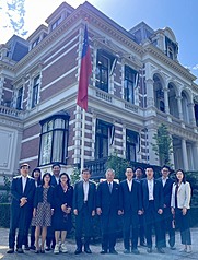Taipei Exchange Chairperson Chien Lih-chung (fifth from right) and Taiwan Depository and Clearing Corporation Chairperson Lin Bing-huei (sixth from left) rang the gong at Euronext Amsterdam. (Photo: CNA)