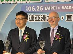 EVA Air Chair Lin Bou-shiu (left) and American Institute in Taiwan Director Raymond Greene (right) attend the inaugural flight ceremony this Friday, June 26, 2026. (Photo: CNA)