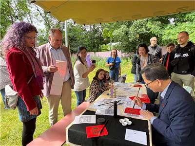 Taiwan's Representative in Germany Klement Gu (right) presents calligraphy to Mayor Dirk Hilbert (second from left). (Photo: Taipeh Vertretung in der Bundesrepublik Deutschland)
