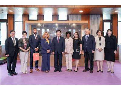 Foreign Minister Lin Chia-lung with U.S. House Representatives Lucy McBath (fourth from left) and Valerie Foushee (fifth from right). (Photo: Ministry of Foreign Affairs)