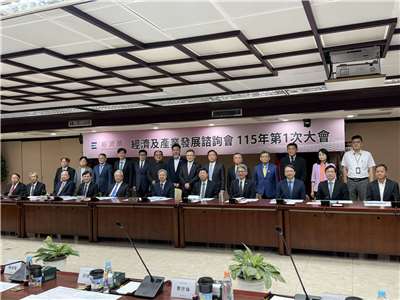 The first meeting of the Economic and Industrial Advisory Committee on June 12. (Photo: Rti)