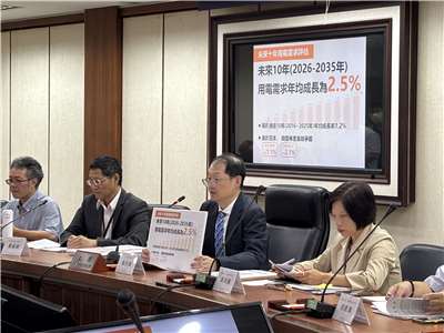 Ministry of Economic Affairs Energy Administration Director-General Wu Chih-wei presenting the 2025 National Electricity Supply and Demand Report on June 18. (Photo: Rti)