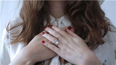 Crossed hands before the chest. (Photo: Unsplash/Giulia Bertelli)