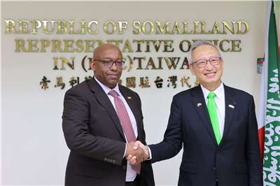 Republic of Somaliland Representative to Taiwan Ambassador Mahmoud Adam Jama Galaal, left, shakes hands with Taiwan Deputy Foreign Minister François Wu at the opening of Somaliland’s new representative office on June 12, 2026. (Rti Photo/James Thompson)
