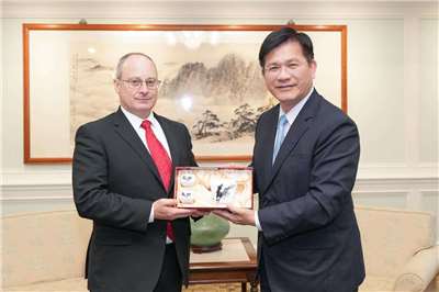Foreign Minister Lin Chia-lung (right) with U.S. Deputy Permanent Representative to the WTO David Bisbee (left) on June 12. (Photo: Lin Chia-lung/Facebook)