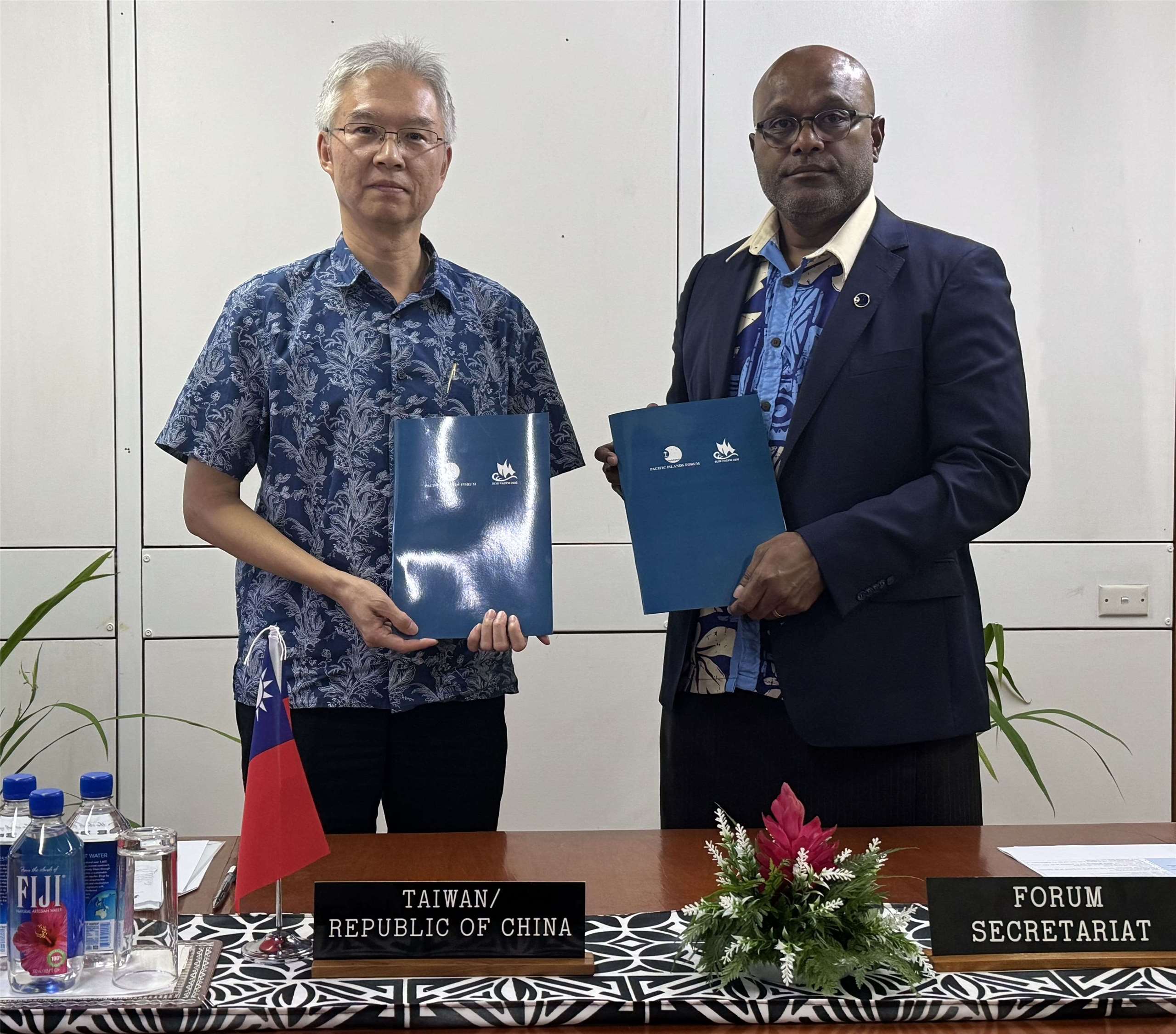 Acting Representative of the Taipei Trade Office in Fiji Jason Chih-sheng Huang (left) and Pacific Islands Forum Secretariat Deputy Secretary-General Esala Nayasi (right) at the donation ceremony on June 30. (Photo: Trade Office in Fiji)