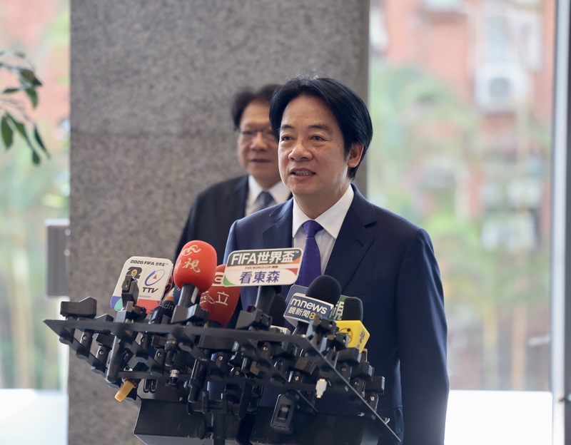 President Lai Ching-te spoke to reporters on the 6th before attending the Academia Sinica Academicians’ Meeting, stating that in response to the Chung Lien Oils Corporation food safety incident, the government adheres to the principle of “food safety first” and will make no compromises in policy implementation. (Photo: CNA)