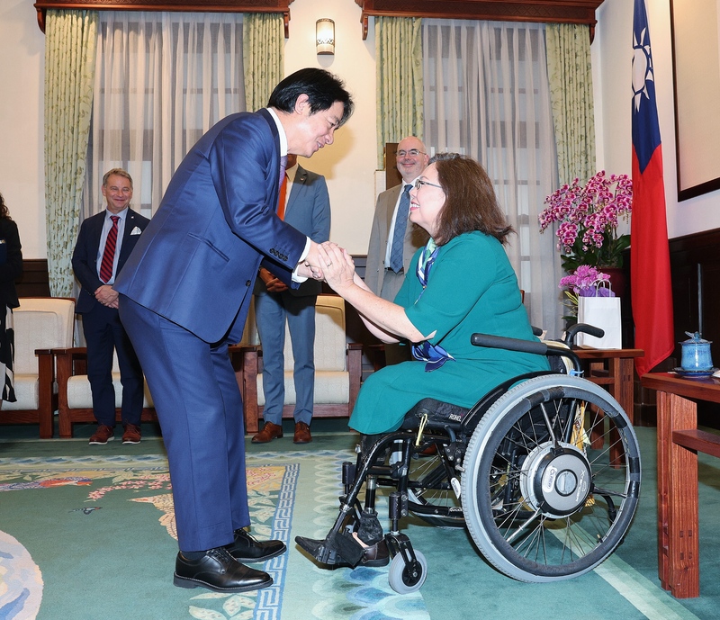 United States Senator Tammy Duckworth (left) meets with President Lai Ching-te (right) this Tuesday, July 7, 2026. (Photo: CNA)