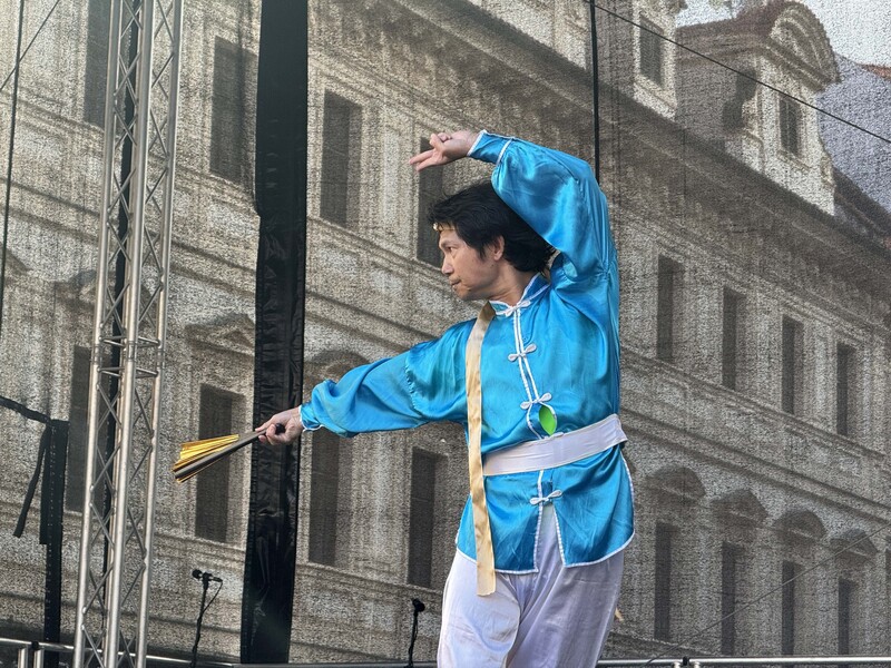 Dancer Li Kao-chia interpreted the timeless Taiwanese hit “Chasing after you” through traditional martial arts with Taiwan’s national flag in hand. (Photo: CNA)