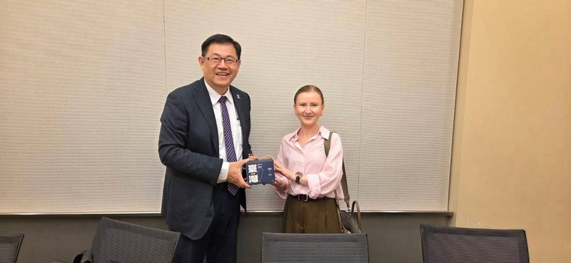 Foreign Ministry drone task force Chief Chiang Zhen-wei and Ukrainian Chamber of Commerce in Japan President Kateryna Yavorska met at Tokyo Tower earlier this month  to discuss future collaborations in drone technology. (Photo: Foreign Affairs Ministry)