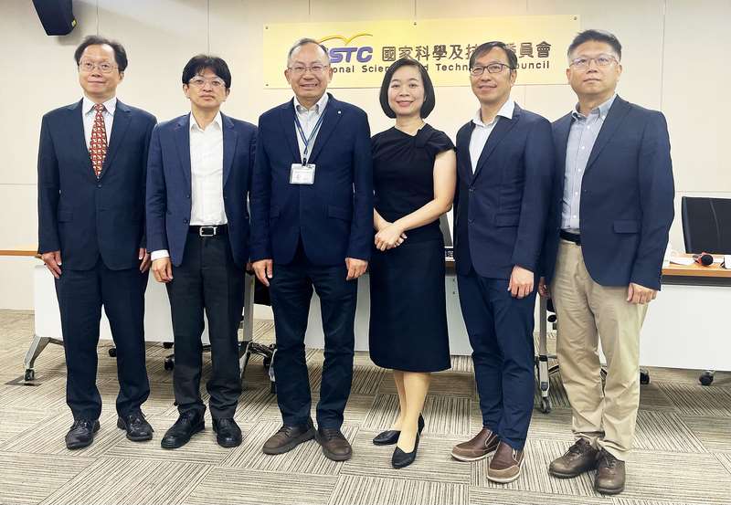 National Taiwan University Department of Physics Professor Chiu Ya-ping (third from right) at a National Science and Technology Council press conference on July 16. (Photo: CNA)