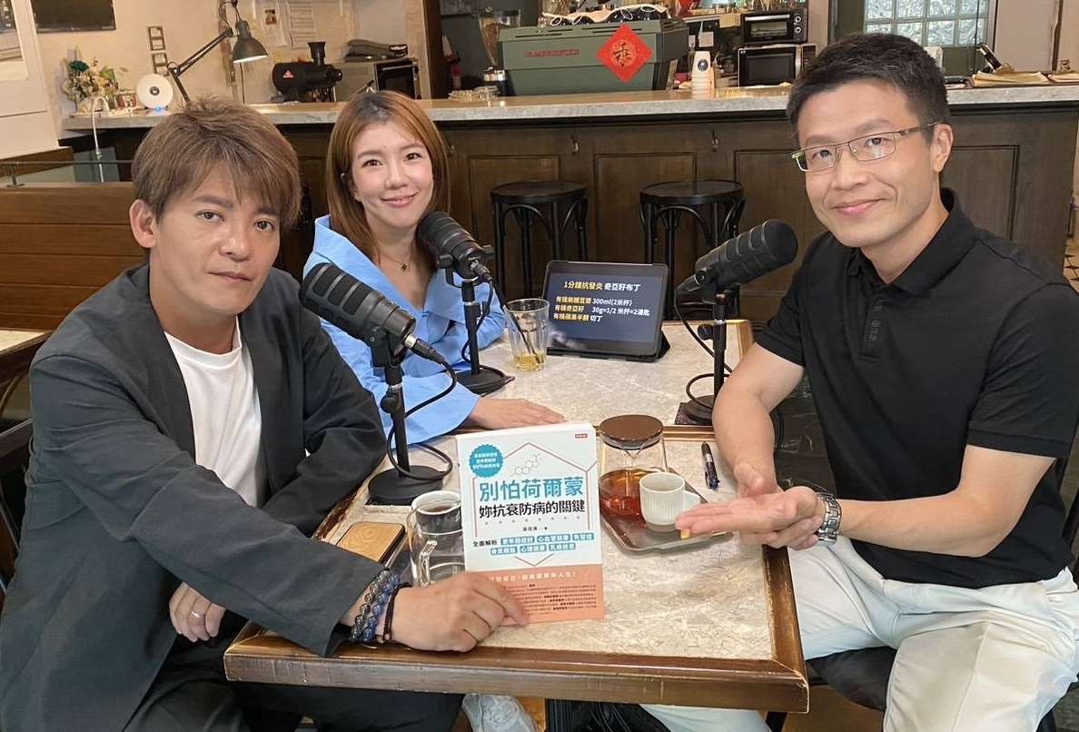 As part of his efforts to educate the public, Dr. Henry Wu has appeared in numerous media interviews. Here, he is being interviewed by Hsieh, Che Ching (謝哲青) & Lu, I Chen (路怡珍) of "After-Work Economics" (下班經濟學) as he explains the concepts of Bioidentical Hormone Replacement Therapy (BHRT).