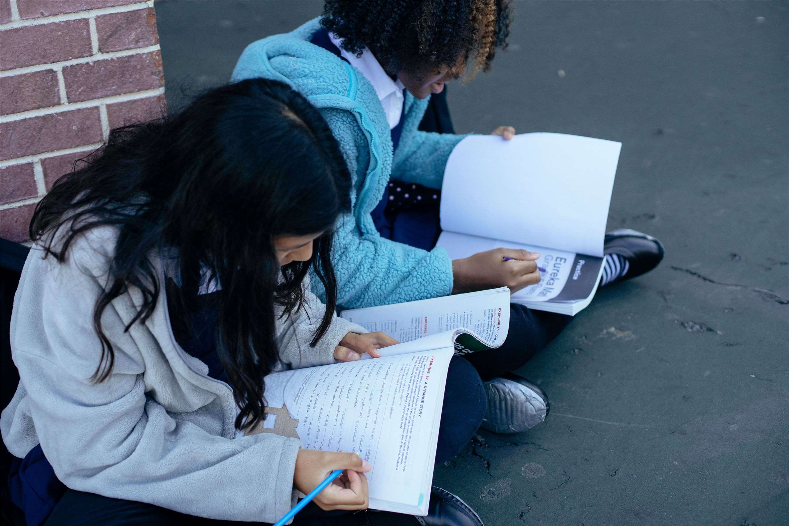 Norway is renewing its focus on traditional learning methods alongside digital tools by introducing new limits on AI use in schools. (Photo: Mary Taylor/Pexels)