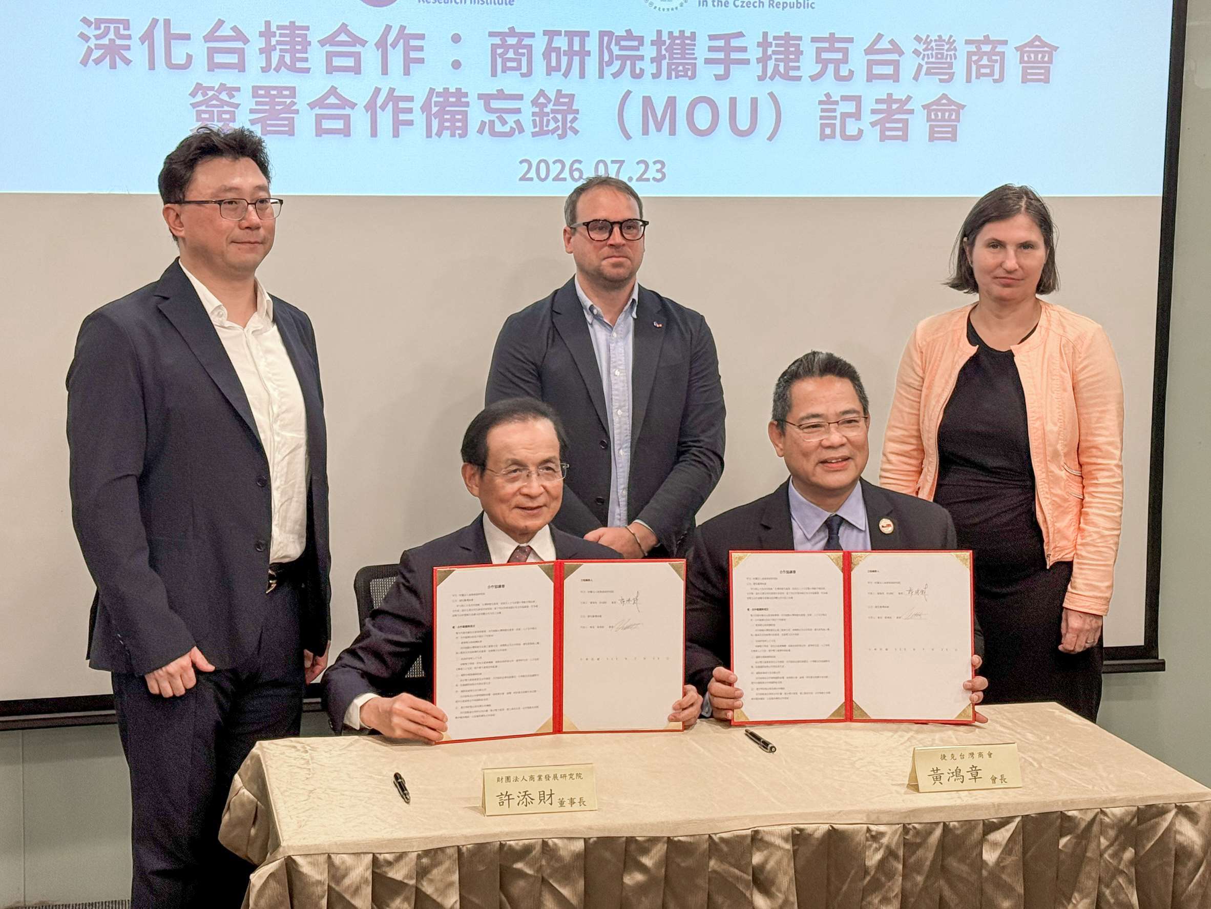 Commerce Development Research Institute Chairman Hsu Tain-tsair (left) and Taiwan Chamber of Commerce in the Czech Republic Chairman Vincent Huang (right) on July 23. (Photo: Rti)