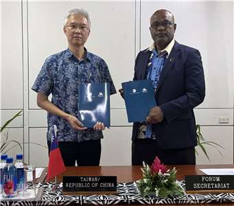 Acting Representative of the Taipei Trade Office in Fiji Jason Chih-sheng Huang (left) and Pacific Islands Forum Secretariat Deputy Secretary-General Esala Nayasi (right) at the donation ceremony on June 30. (Photo: Trade Office in Fiji)