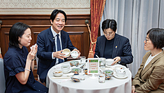English translator Lin King, President Lai Ching-te, Taiwanese author Yang Shuang-zi, and Springhill Publishing Editor-in-Chief Patience Chuang at the celebration, held at the historic Taipei Guest House. (Photo: CNA)
