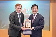 Foreign Minister Lin Chia-lung (right) receiving a souvenir from Guatemalan Congressional President Luis Alberto Contreras Colindres (left) on July 6. (Photo: Ministry of Foreign Affairs/CNA)