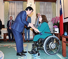 United States Senator Tammy Duckworth (left) meets with President Lai Ching-te (right) this Tuesday, July 7, 2026. (Photo: CNA)