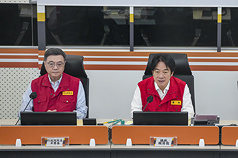 President Lai Ching-te (right) and Premier Cho Jung-tai (left) attended a meeting at the Central Emergency Operation Center on the morning of July 10, urging all units to prepare prevention and response measures for Typhoon Bavi's impact. (Photo/CNA)