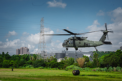A UH-60M Black Hawk helicopter delivering a 500-gallon fuel tank during a joint defense exercise on July 14. (Photo: CNA)