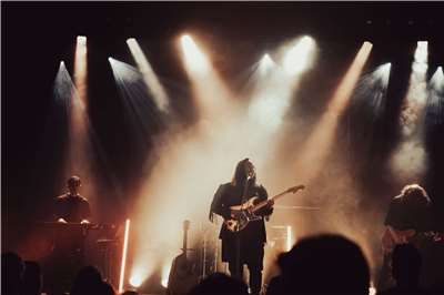Aysanabee performing