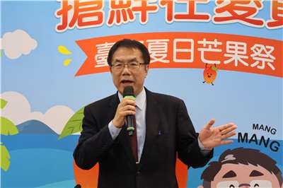 Tainan City Mayor Huang Wei-che speaks at a mango sales promotion in New Taipei’s Banqiao District on July 2, 2026. (Rti Photo/James Thompson)