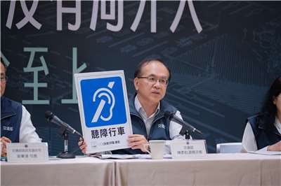 Deputy Transportation Minister Chen Yen-po holds the standardized decal design. (Photo: Transportation Ministry)