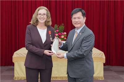Foreign Minister Lin Chia-lung (right) and outgoing American Institute in Taiwan Deputy Director Karin Lang (right) on July 27. (Photo: Lin Chia-lung/Facebook)