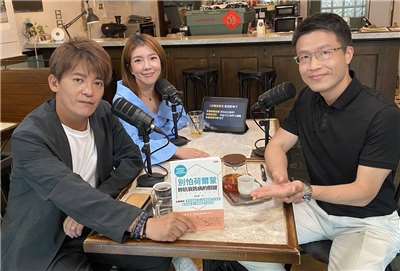 As part of his efforts to educate the public, Dr. Henry Wu has appeared in numerous media interviews. Here, he is being interviewed by Hsieh, Che Ching (謝哲青) & Lu, I Chen (路怡珍) of "After-Work Economics" (下班經濟學) as he explains the concepts of Bioidentical Hormone Replacement Therapy (BHRT).