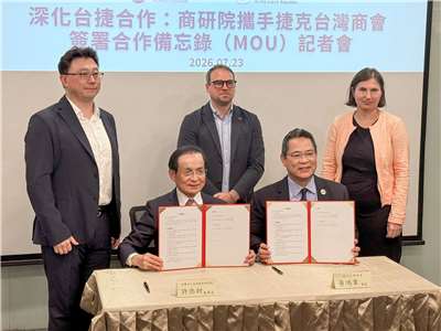 Commerce Development Research Institute Chairman Hsu Tain-tsair (left) and Taiwan Chamber of Commerce in the Czech Republic Chairman Vincent Huang (right) on July 23. (Photo: Rti)