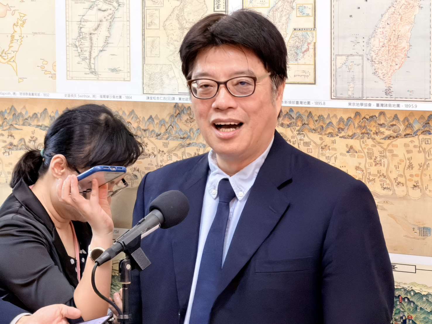 In response to China's upcoming new entry and exit regulations, Mainland Affairs Council Minister Chiu Chui-cheng gave an interview at the Legislative Yuan on Wednesday. (Photo: Rti)