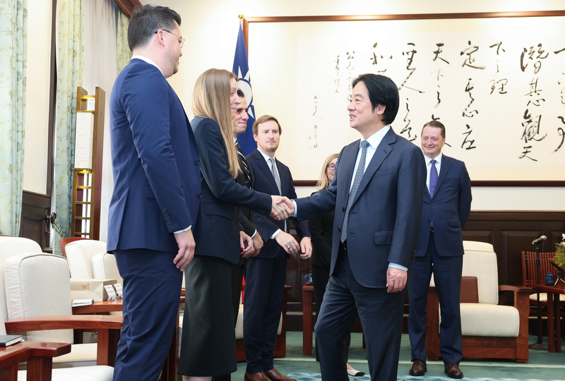 President Lai Ching-te (front right) met with a delegation from the Brookings Institution at the Presidential Office on August 5th. (Photo: CNA)