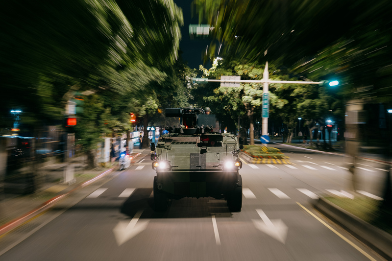 President Lai Ching-te participated for the first time as commander-in-chief in the “Wanjun” contingency drill, with armored vehicles speeding through the streets of Taipei on Wednesday. (Photo: Presidential Office/CNA)