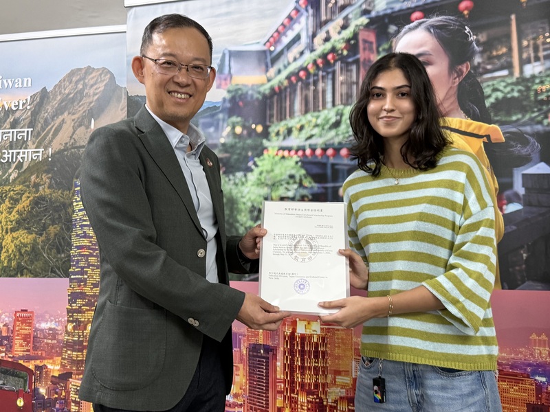 A student from India receiving a  scholarship to study Chinese in Taiwan. (Photo: CNA)