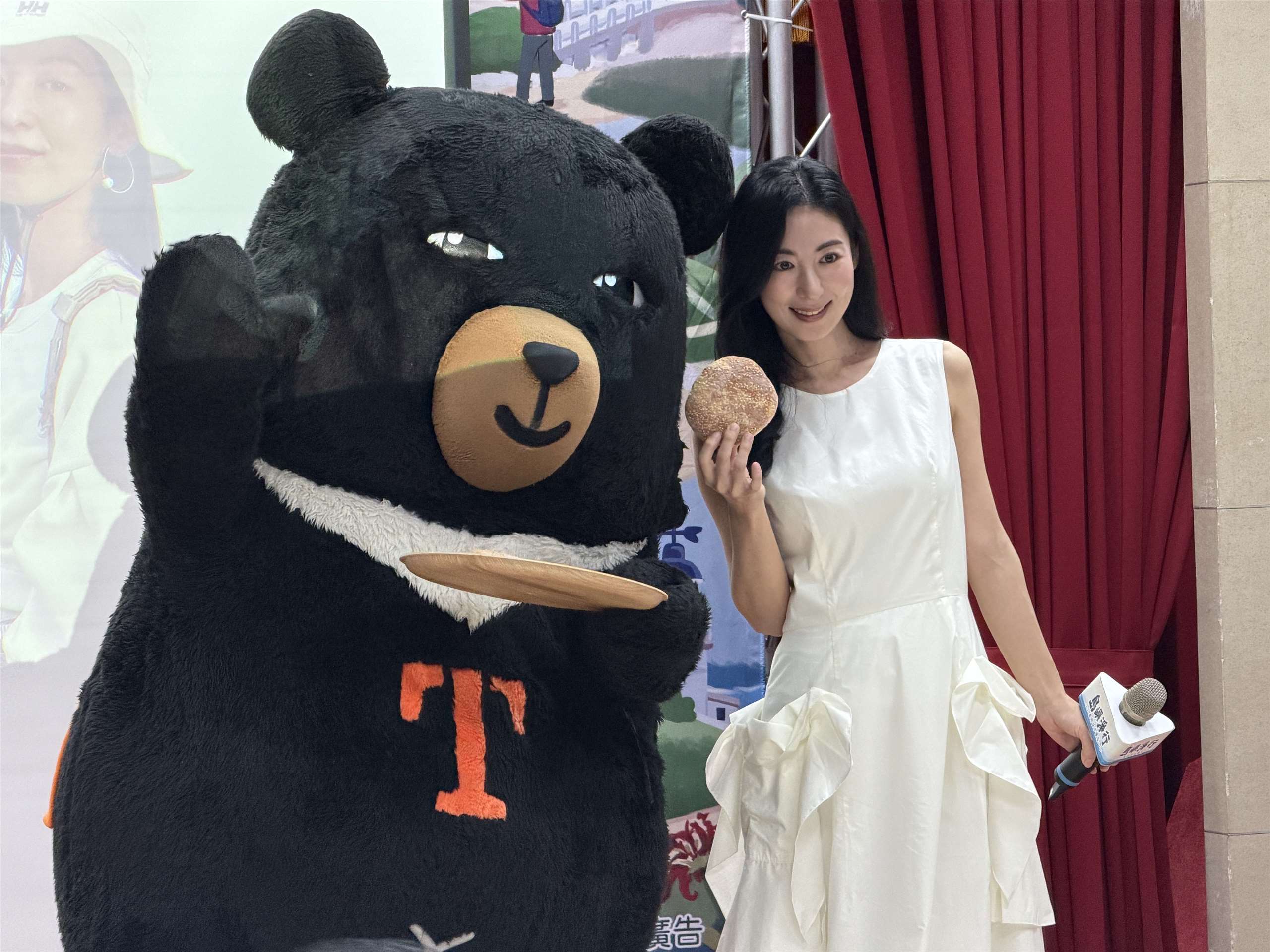 Japanese entertainer Mariko Okubo poses for a photo with Taiwan tourism ambassador Oh Bear at the launch ceremony of the "Island Clean Walk – Matsu Slow Travel" on Wednesday. (Photo: Rti)