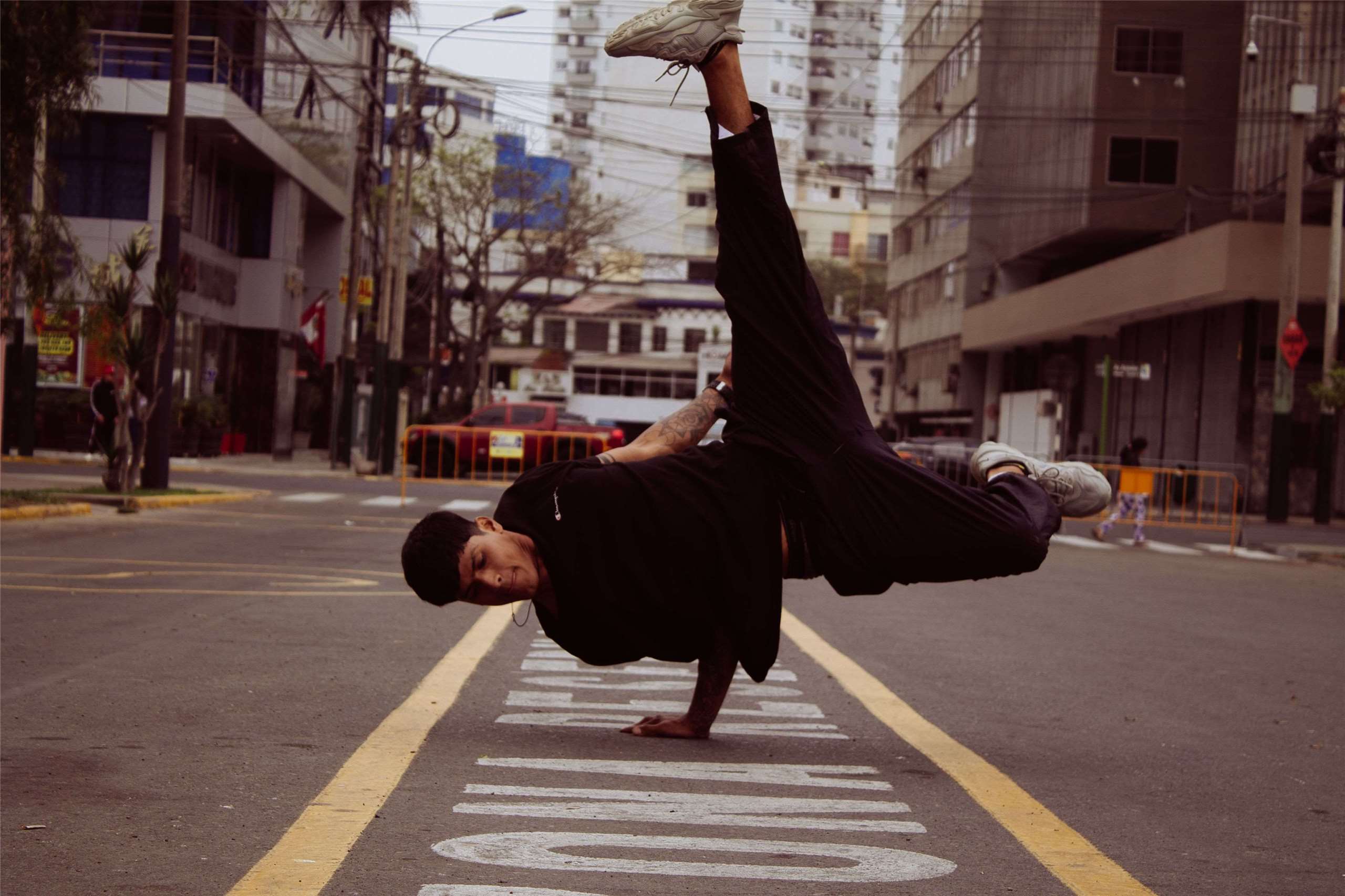 Urban street dancer performs breakdancing move. (Photo: Jean Pierre Arenas Duran/Pexels)