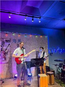 Rti host of Taiwan Grooves, Fil Leskovsky, performing with his band mates. (Photo: Fil Leskovsky)
