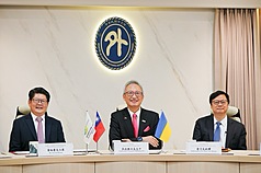 Deputy Foreign Minister Wu Chih-chung (center) during the signing ceremony of a smart healthcare cooperation project with Lviv Municipal Hospital on August 25. (Photo: MOFA/CNA)